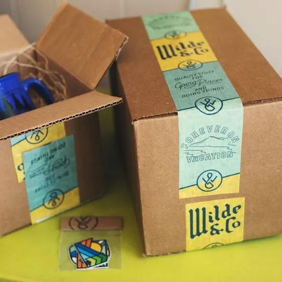 Caixas de papelão fechadas com fita, prontas para envio