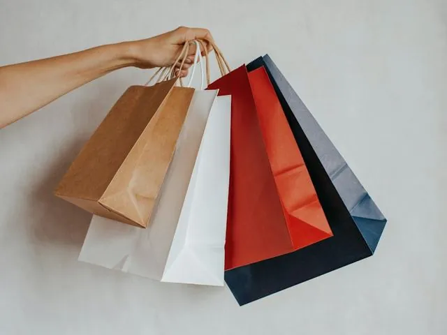 Sacolas de papel kraft e coloridas